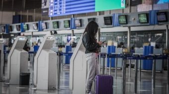 Κορωνοϊός: Χωρίς μάσκες σε αεροδρόμια και πτήσεις από αύριο